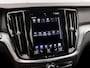Volvo V60 2.0 B3 Momentum Sport Automaat (APPLE CARPLAY, GROOT NAVI, LEDER, STUUR/STOELVERWARMING, SPORTSTOELEN, GETINT GLAS, CAMERA, NIEUWE APK, NIEUWSTAAT)