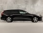 Volvo V60 2.0 B3 Momentum Sport Automaat (APPLE CARPLAY, GROOT NAVI, LEDER, STUUR/STOELVERWARMING, SPORTSTOELEN, GETINT GLAS, CAMERA, NIEUWE APK, NIEUWSTAAT)