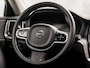 Volvo V60 2.0 B3 Momentum Sport Automaat (APPLE CARPLAY, GROOT NAVI, LEDER, STUUR/STOELVERWARMING, SPORTSTOELEN, GETINT GLAS, CAMERA, NIEUWE APK, NIEUWSTAAT)