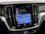 Volvo V60 2.0 B3 Momentum Sport Automaat (APPLE CARPLAY, GROOT NAVI, LEDER, STUUR/STOELVERWARMING, SPORTSTOELEN, GETINT GLAS, CAMERA, NIEUWE APK, NIEUWSTAAT)