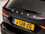 Volvo V60 2.0 B3 Momentum Sport Automaat (APPLE CARPLAY, GROOT NAVI, LEDER, STUUR/STOELVERWARMING, SPORTSTOELEN, GETINT GLAS, CAMERA, NIEUWE APK, NIEUWSTAAT)