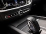 Volvo V60 2.0 B3 Momentum Sport Automaat (APPLE CARPLAY, GROOT NAVI, LEDER, STUUR/STOELVERWARMING, SPORTSTOELEN, GETINT GLAS, CAMERA, NIEUWE APK, NIEUWSTAAT)