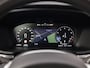 Volvo V60 2.0 B3 Momentum Sport Automaat (APPLE CARPLAY, GROOT NAVI, LEDER, STUUR/STOELVERWARMING, SPORTSTOELEN, GETINT GLAS, CAMERA, NIEUWE APK, NIEUWSTAAT)