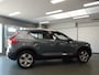Volvo XC40 1.5 T3 163pk, Business Pro, Navigatie, Clima controle, Cruise controle, Elek ramen V/A, Pdc V/A, Harman Kardon geluid installatie, Elek achterklep,  Xenon verlichting, Lm velgen 18'', Nederlandse auto, Trekgewicht 1600k Bovag afleverpakket 695,-
