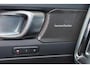 Volvo XC40 B4 Plus Dark - IntelliSafe Assist & Surround - Harman/Kardon audio - Parkeercamera achter - Verwarmde voorstoelen & stuur - Parkeersensoren voor & achter - Elektr. bedienb. voorstoelen met geheugen links - Draadloze tel. lader - Inklapbare trekhaak - 19' LMV