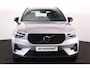 Volvo XC40 B4 Plus Dark - IntelliSafe Assist & Surround - Harman/Kardon audio - Parkeercamera achter - Verwarmde voorstoelen & stuur - Parkeersensoren voor & achter - Elektr. bedienb. voorstoelen met geheugen links - Draadloze tel. lader - Inklapbare trekhaak - 19' LMV