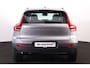 Volvo XC40 B4 Plus Dark - IntelliSafe Assist & Surround - Harman/Kardon audio - Parkeercamera achter - Verwarmde voorstoelen & stuur - Parkeersensoren voor & achter - Elektr. bedienb. voorstoelen met geheugen links - Draadloze tel. lader - Inklapbare trekhaak - 19' LMV