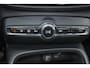 Volvo XC40 B4 Plus Dark - IntelliSafe Assist & Surround - Harman/Kardon audio - Parkeercamera achter - Verwarmde voorstoelen & stuur - Parkeersensoren voor & achter - Elektr. bedienb. voorstoelen met geheugen links - Draadloze tel. lader - Inklapbare trekhaak - 19' LMV