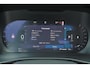 Volvo XC40 B4 Plus Dark - IntelliSafe Assist & Surround - Harman/Kardon audio - Parkeercamera achter - Verwarmde voorstoelen & stuur - Parkeersensoren voor & achter - Elektr. bedienb. voorstoelen met geheugen links - Draadloze tel. lader - Inklapbare trekhaak - 19' LMV
