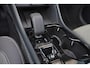 Volvo XC40 B4 Plus Dark - IntelliSafe Assist & Surround - Harman/Kardon audio - Parkeercamera achter - Verwarmde voorstoelen & stuur - Parkeersensoren voor & achter - Elektr. bedienb. voorstoelen met geheugen links - Draadloze tel. lader - Inklapbare trekhaak - 19' LMV