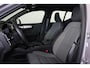 Volvo XC40 B4 Plus Dark - IntelliSafe Assist & Surround - Harman/Kardon audio - Parkeercamera achter - Verwarmde voorstoelen & stuur - Parkeersensoren voor & achter - Elektr. bedienb. voorstoelen met geheugen links - Draadloze tel. lader - Inklapbare trekhaak - 19' LMV