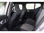 Volvo XC40 B4 Plus Dark - IntelliSafe Assist & Surround - Harman/Kardon audio - Parkeercamera achter - Verwarmde voorstoelen & stuur - Parkeersensoren voor & achter - Elektr. bedienb. voorstoelen met geheugen links - Draadloze tel. lader - Inklapbare trekhaak - 19' LMV