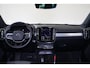 Volvo XC40 B4 Plus Dark - IntelliSafe Assist & Surround - Harman/Kardon audio - Parkeercamera achter - Verwarmde voorstoelen & stuur - Parkeersensoren voor & achter - Elektr. bedienb. voorstoelen met geheugen links - Draadloze tel. lader - Inklapbare trekhaak - 19' LMV