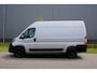 Peugeot Boxer 335 2.2 BlueHDi 140 L2H2 Asphalt in Nieuwstaat |7.026 kilometer |BPM vrij |1e eigenaar |Camera |Cruise |Navi |Airco |Trekhaak |3500 KG |Metallic |Mooie camperbasis