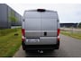 Peugeot Boxer 335 2.2 BlueHDi 140 L2H2 Asphalt in Nieuwstaat |7.026 kilometer |BPM vrij |1e eigenaar |Camera |Cruise |Navi |Airco |Trekhaak |3500 KG |Metallic |Mooie camperbasis