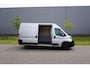 Peugeot Boxer 335 2.2 BlueHDi 140 L2H2 Asphalt in Nieuwstaat |7.026 kilometer |BPM vrij |1e eigenaar |Camera |Cruise |Navi |Airco |Trekhaak |3500 KG |Metallic |Mooie camperbasis