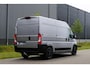 Peugeot Boxer 335 2.2 BlueHDi 140 L2H2 Asphalt in Nieuwstaat |7.026 kilometer |BPM vrij |1e eigenaar |Camera |Cruise |Navi |Airco |Trekhaak |3500 KG |Metallic |Mooie camperbasis
