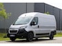 Peugeot Boxer 335 2.2 BlueHDi 140 L2H2 Asphalt in Nieuwstaat |7.026 kilometer |BPM vrij |1e eigenaar |Camera |Cruise |Navi |Airco |Trekhaak |3500 KG |Metallic |Mooie camperbasis