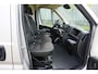 Peugeot Boxer 335 2.2 BlueHDi 140 L2H2 Asphalt in Nieuwstaat |7.026 kilometer |BPM vrij |1e eigenaar |Camera |Cruise |Navi |Airco |Trekhaak |3500 KG |Metallic |Mooie camperbasis