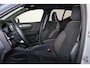 Volvo EX40 Single Motor Extended Range Ultra 82 kWh Panorama/schuifdak - IntelliSafe Assist & Surround - 360º Camera - Harman/Kardon audio - Verwarmde voorstoelen, stuur & achterbank - Parkeersensoren voor & achter - Elektr. bedienb. voorstoelen met geheugen links - Draadloze tel. lader - Warmtepomp - Extra getint glas - 20' LMV