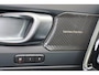 Volvo EX40 Single Motor Extended Range Ultra 82 kWh Panorama/schuifdak - IntelliSafe Assist & Surround - 360º Camera - Harman/Kardon audio - Verwarmde voorstoelen, stuur & achterbank - Parkeersensoren voor & achter - Elektr. bedienb. voorstoelen met geheugen links - Draadloze tel. lader - Warmtepomp - Extra getint glas - 20' LMV