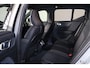Volvo EX40 Single Motor Extended Range Ultra 82 kWh Panorama/schuifdak - IntelliSafe Assist & Surround - 360º Camera - Harman/Kardon audio - Verwarmde voorstoelen, stuur & achterbank - Parkeersensoren voor & achter - Elektr. bedienb. voorstoelen met geheugen links - Draadloze tel. lader - Warmtepomp - Extra getint glas - 20' LMV