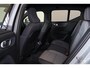 Volvo XC40 B3 Business Edition - Harman Kardon - Adaptive Cruise Control met Pilot Assist - BLIS dodehoekassistentie - Voorstoelen en stuurwiel verwarmbaar - Keyless - all season banden - Elektr. bedienbare achterklep - Parkeersensoren voor & achter - Parkeer camera acter - 19' LMV - Getint glas v.a. de B-stijl - Google Maps geïntegreerd - Apple®CarPlay