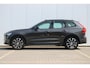Volvo XC60 T6 Plug-in hybrid AWD R-Design Long Range | Panoramisch Schuif-/Kanteldak | Semi Elektr. Trekhaak | Power Seats incl. Memory | Verwarmbare voorstoelen en stuurwiel | Adaptive Cruise & Pilot Assist | Apple carplay/Android Auto | Keyless | Park Assist & Camera Achter |