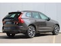 Volvo XC60 T6 Plug-in hybrid AWD R-Design Long Range | Panoramisch Schuif-/Kanteldak | Semi Elektr. Trekhaak | Power Seats incl. Memory | Verwarmbare voorstoelen en stuurwiel | Adaptive Cruise & Pilot Assist | Apple carplay/Android Auto | Keyless | Park Assist & Camera Achter |
