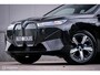 BMW iX xDrive40 High Executive 77 kWh | Trekhaak | Panorama | Laser LED | HUD | alcantara | Dealer onderhouden | 360 camera | SOH 97,3 | Rijklaarprijs | Fabrieksgarantie | Carplay | 2500 kg trekvermogen |