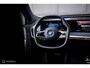 BMW iX xDrive40 High Executive 77 kWh | Trekhaak | Panorama | Laser LED | HUD | alcantara | Dealer onderhouden | 360 camera | SOH 97,3 | Rijklaarprijs | Fabrieksgarantie | Carplay | 2500 kg trekvermogen |