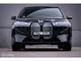 BMW iX xDrive40 High Executive 77 kWh | Trekhaak | Panorama | Laser LED | HUD | alcantara | Dealer onderhouden | 360 camera | SOH 97,3 | Rijklaarprijs | Fabrieksgarantie | Carplay | 2500 kg trekvermogen |