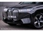 BMW iX xDrive40 High Executive 77 kWh | Trekhaak | Panorama | Laser LED | HUD | alcantara | Dealer onderhouden | 360 camera | SOH 97,3 | Rijklaarprijs | Fabrieksgarantie | Carplay | 2500 kg trekvermogen |