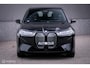 BMW iX xDrive40 High Executive 77 kWh | Trekhaak | Panorama | Laser LED | HUD | alcantara | Dealer onderhouden | 360 camera | SOH 97,3 | Rijklaarprijs | Fabrieksgarantie | Carplay | 2500 kg trekvermogen |