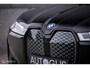 BMW iX xDrive40 High Executive 77 kWh | Trekhaak | Panorama | Laser LED | HUD | alcantara | Dealer onderhouden | 360 camera | SOH 97,3 | Rijklaarprijs | Fabrieksgarantie | Carplay | 2500 kg trekvermogen |