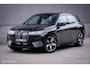 BMW iX xDrive40 High Executive 77 kWh | Trekhaak | Panorama | Laser LED | HUD | alcantara | Dealer onderhouden | 360 camera | SOH 97,3 | Rijklaarprijs | Fabrieksgarantie | Carplay | 2500 kg trekvermogen |