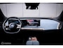 BMW iX xDrive40 High Executive 77 kWh | Trekhaak | Panorama | Laser LED | HUD | alcantara | Dealer onderhouden | 360 camera | SOH 97,3 | Rijklaarprijs | Fabrieksgarantie | Carplay | 2500 kg trekvermogen |