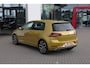 Volkswagen Golf 1.5 TSI Highline 150PK / 110kW DSG, Apple Carplay & Android Auto, LED koplampen, LED achterlichten met dynamische richtingaanwijzers, elektrisch verstel-, verwarm- en inklapbare buitenspiegels (spiegelpakket), draadloze telefoonlader, discover pro navigatie, parkeersensoren voor en achter (PDC), privacy glas, adaptieve cruise control (ACC), 2-zone climatronic, licht- en regensensor etc.