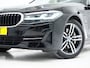 BMW 5-Serie Touring 530e | Leder | Trekhaak | Keyless | Camera | Sfeerlicht | Dodehoek | Cruise | Carplay