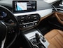 BMW 5-Serie Touring 520e | Leder | HUD | Adaptive Cruise | 360 | Dodehoek | Sfeerlicht | Stoelverwarming