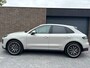 Porsche Macan 2.0, Facelift, Luchtvering, Pano, Sportuitlaat, Leder, Stuurverw, Krijt Grijs