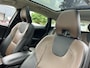 Volvo V40 Cross Country 2.0 T3 Summum / Trekhaak / Achteruitrijcamera & sensoren achter / Stoelverwarming / Elektrisch verstelbare bestuurdersstoel / Cruise Control / Climate Control /