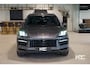 Porsche Cayenne E-Hybrid | 22'' | Bijrij. Display | Stoelventi. | | Head Up | Soft Close | 4 Zone clima