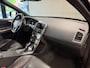 Volvo XC60 AUT. *GRIJS KENTEKEN * KETTING VERVANGEN* TREKHAAK AIRCO NAVIGATIE LEDER CRUISE PDC STOELVERWARMING BLUETOOTH