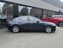 Mazda 3 Sedan Comfort 2.0 e-Sky-X 186pk | Bose & Leder Pack | 1e eigenaar | Dealer onderhouden | Navi | HUD | Keyless | Adaptive | CarPlay
