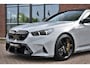 BMW M5 Touring Kreidegrau Ind. | Ultimate Pack | Keramisch | Pano | Trekh | B&W | DA+