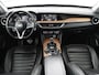 Alfa Romeo Stelvio 2.0 T AWD First Edition | Panoramadak | Leder | Stoel/stuur verwarming | Memory | Keyless entry | Bi-Xenon | EIBACH verlagingsveren | Camera | Park assist | Climate control |