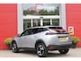 Peugeot 2008 1.2 100PK ALLURE | ACHTERUITRIJ CAMERA | NAVIGATIE | DRAADLOZE APPLE CARPLAY/ANDROID AUTO | PARKEERSENSOREN VOOR + ACHTER | CRUISE CONTROL | DAB+ RADIO | CLIMATE CONTROL | 17" LICHTMETALEN VELGEN | UNIEKE KM STAND! |