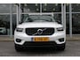 Volvo XC40 T4 211PK Automaat Recharge R-Design Expression | Adapt. Cruise | BLIS | Trekhaak | AppleCarplay | Keyless | PDC + Camera | Verw. Voorstoelen & Stuurwiel |