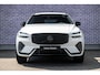 Volvo XC60 2.0 T6 Plug-in hybrid AWD Ultra Black Edition | Panoramadak | Luchtvering | Trekhaak | Head-Up Display | 360 Graden Camera | Harman Kardon Audio | Sportstoelen | Lichtmetalen Velgen 21 inch | Elektrische Achterklep | Parkeersensoren